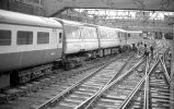 0033apsp Derailed coaches at Euston 13 Feb 1988.jpg