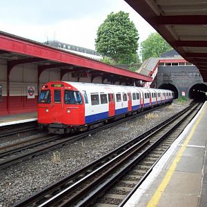 Bakerloo line 1972 stock departing  Kensel Green