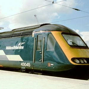 In the newer MML colours, 43045 stands where Eurostars now wait in Platform 11, under temporary use during the rebuilding work.  (Aug 2004)