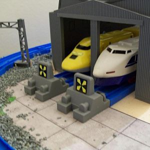 This is the end of the layout, with the "main line" curving  past the shed into the fiddle yard.
The concrete is merely some "Busch" card sheets cut