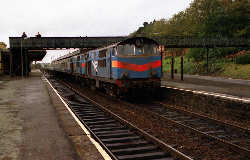 102 Lisburn 08 10 1988
This is the last time the Hunslets ever worked the Enterprise.
102 leading 101 pausing at Lisburn to set down passengers
