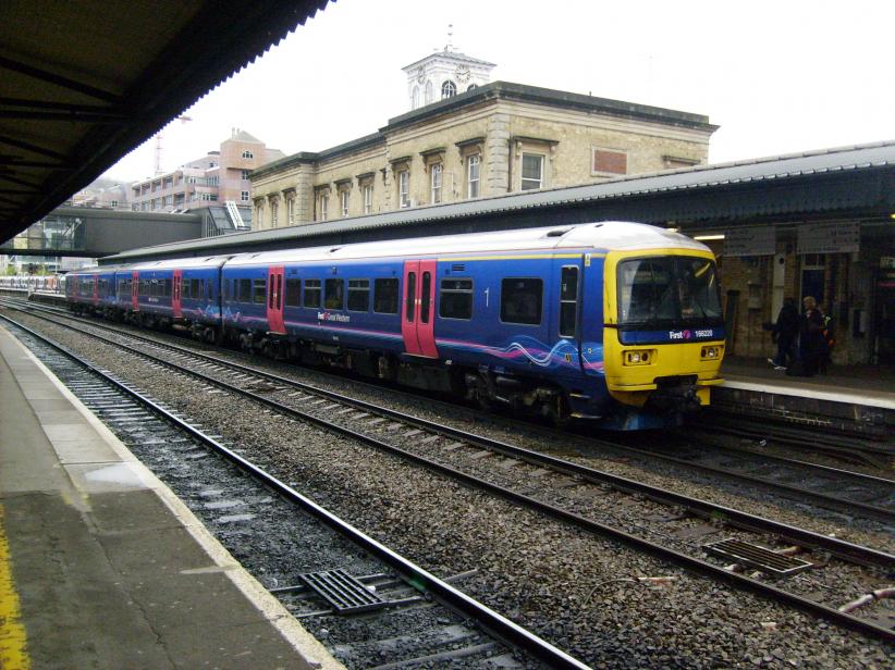 FGW 166220 at Reading with a local to Bedwyn