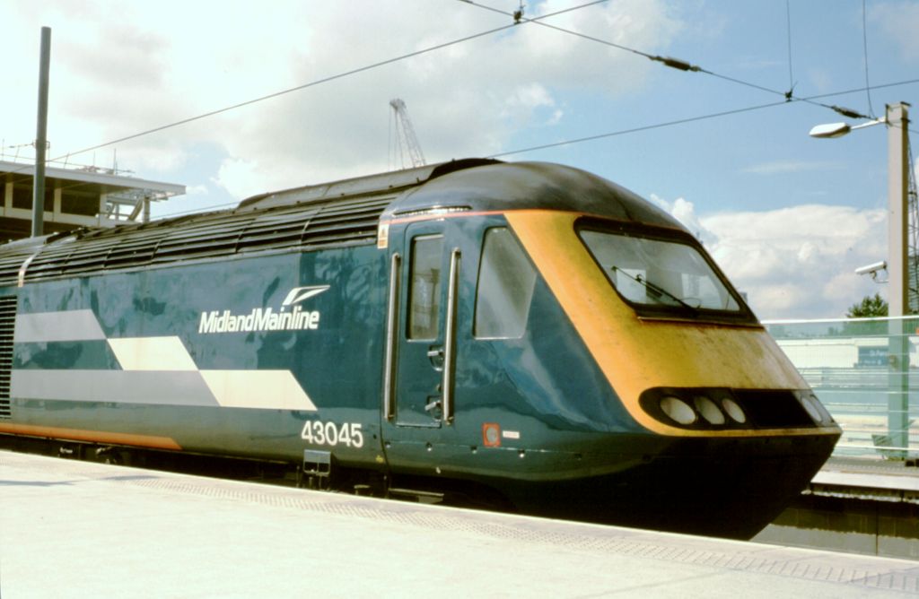 In the newer MML colours, 43045 stands where Eurostars now wait in Platform 11, under temporary use during the rebuilding work.  (Aug 2004)