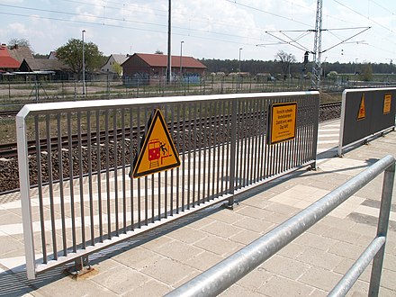 440px-Hamburg_berlin_track_platform_barriers.jpg