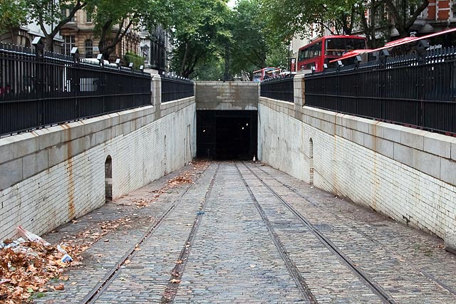 14716_kingsway_entrance1.jpg
