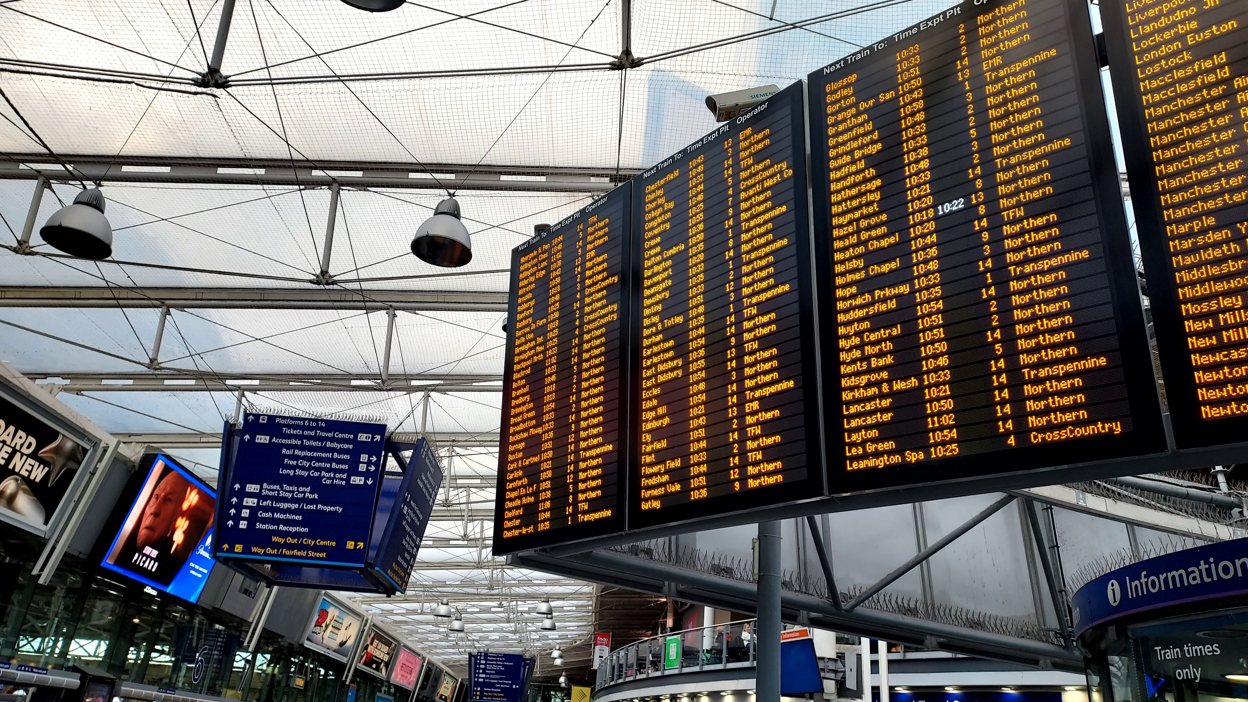 Manchester_Piccadilly_staion_train_departure_time_screen_2023.jpg
