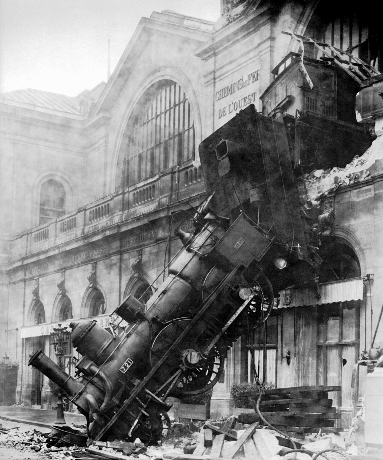 1280px-Train_wreck_at_Montparnasse_1895.jpg