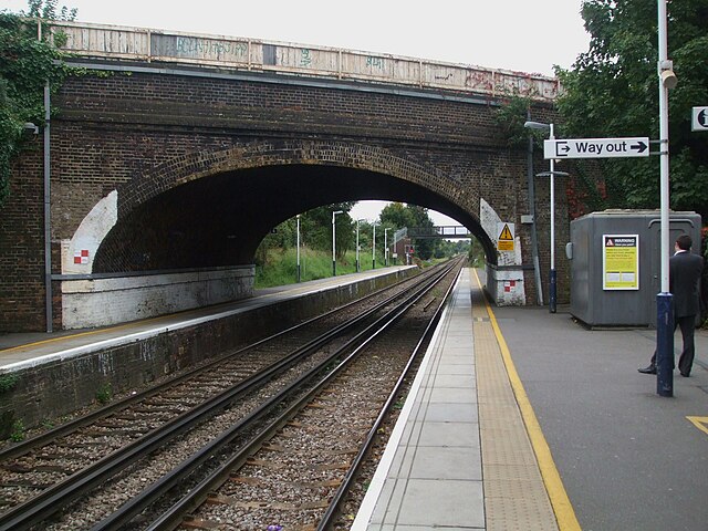 640px-Brentford_station_look_west_beyond_road_bridge.JPG