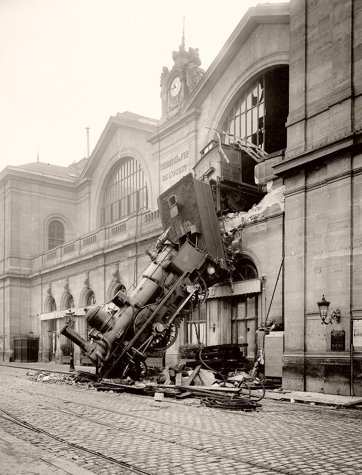 vintage-montparnasse-train-derailment-in-paris-1895-01.jpg