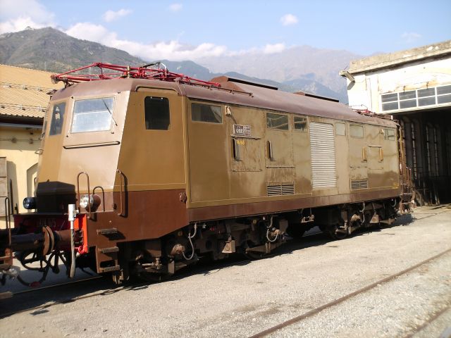 Locomotiva_E424.075.jpg