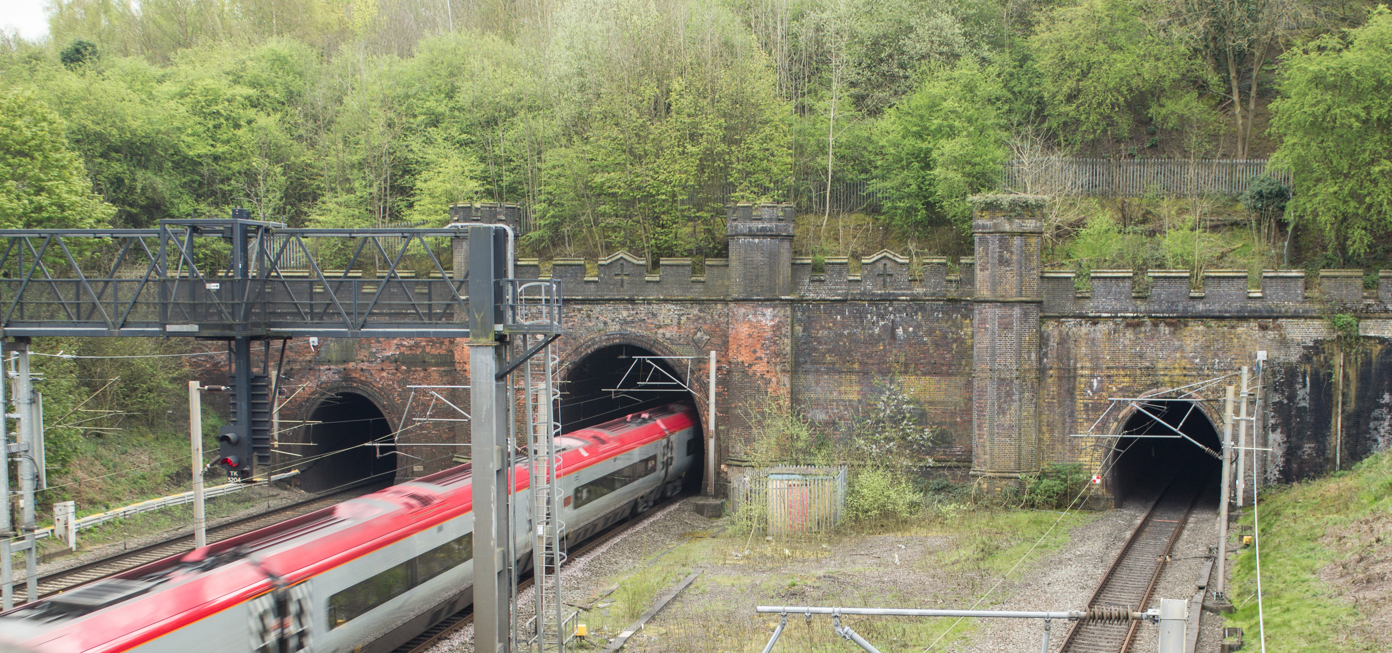 Linslade_tunnels_West_Coast_Main_%28Rail%29_line_UK.jpg