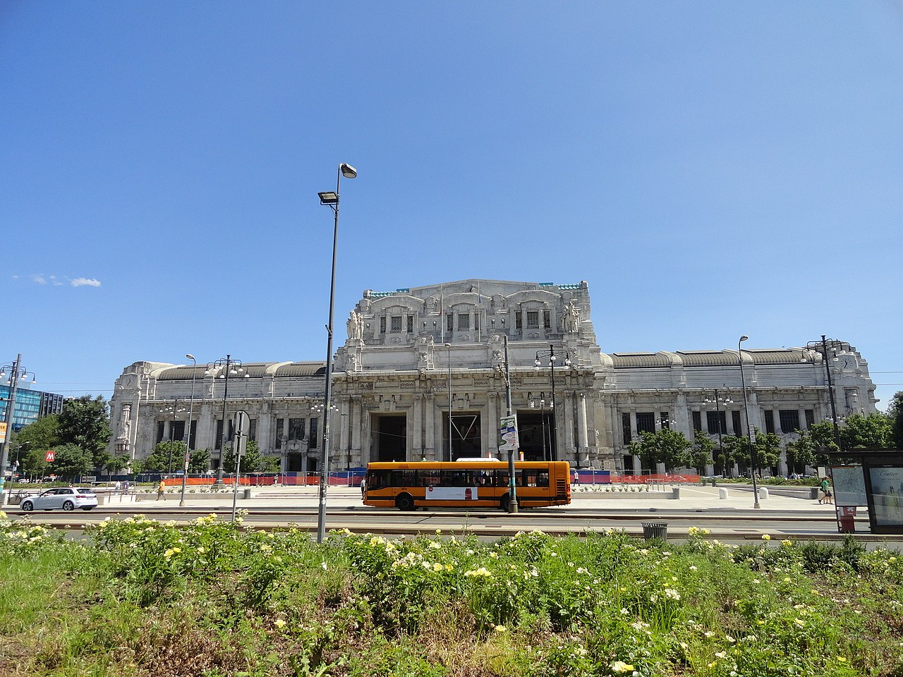 1280px-Stazione_Centrale_front_view%2C_Milan%2C_Italy_%289474185594%29.jpg