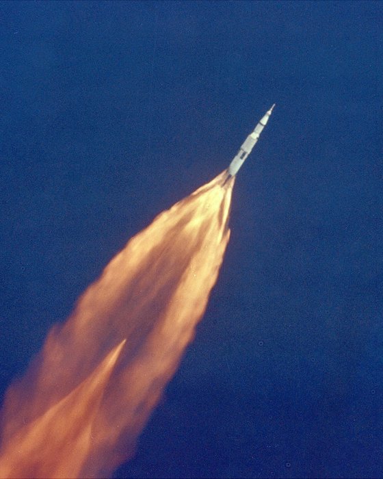 Apollo_11_Saturn_V_in_flight_node_full_image_2.jpg
