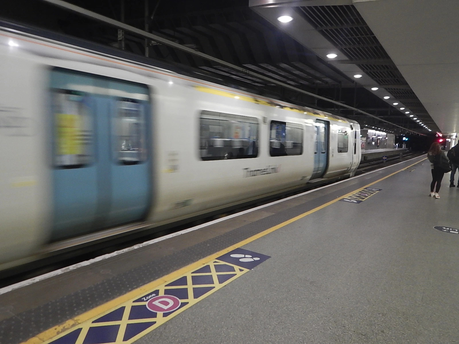 Farringdon-Thameslink-platform-zone-D-AnonWidower.jpg
